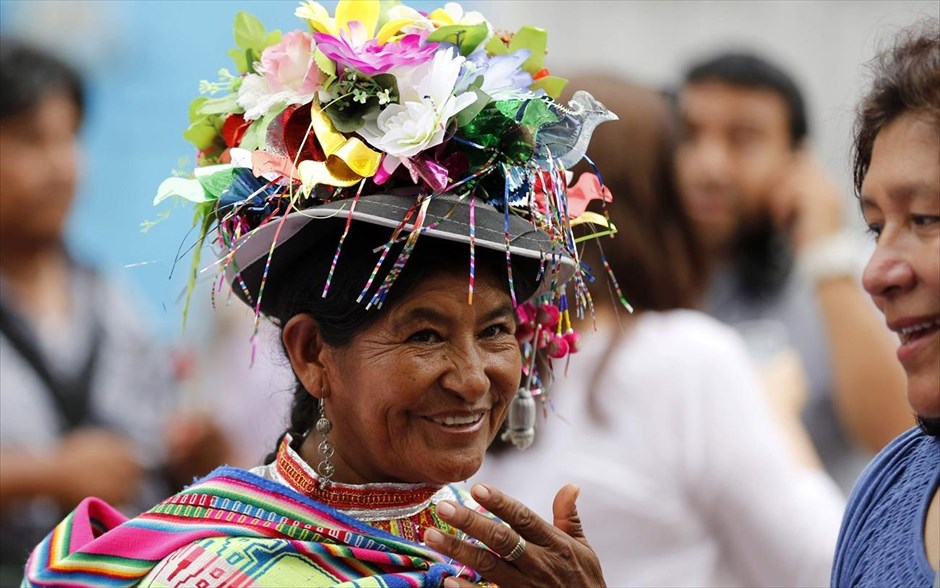 Ημέρα της Γυναίκας - Γυναίκες από όλο τον κόσμο - Περού. Περουβιανή φορώντας παραδοσιακή στολή των Άνδεων, συμμετέχει σε μία εκδήλωση για την Παγκόσμια Ημέρα της Γυναίκας στη Λίμα.