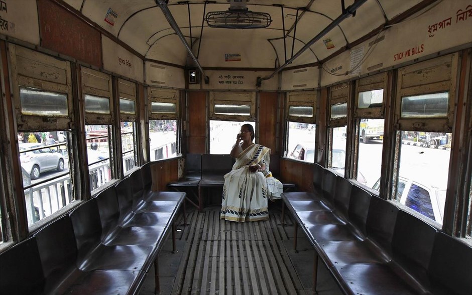 Ημέρα της Γυναίκας - Γυναίκες από όλο τον κόσμο - Ινδία. Μία γυναίκα κάθεται σε ένα τραμ στην Καλκούτα. 