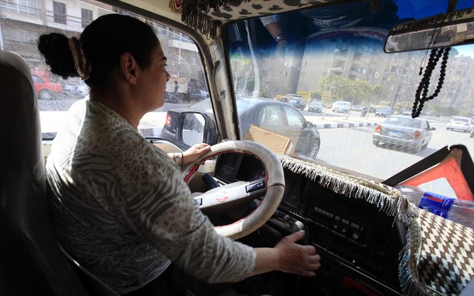Ημέρα της Γυναίκας - Γυναίκες από όλο τον κόσμο - Αίγυπτος. Η 52χρονη Ναχέντ, οδηγεί ένα μικρό λεωφορείο στην περιοχή Αλ Μοκατάμ στο Κάιρο. Η Ναχέντ, χήρα της οποίας ο σύζυγος πέθανε πριν από 21 χρόνια, αγόρασε ένα λεωφορείο και έμαθε να οδηγεί όταν η μικρή εμπορική επιχείρηση της έκλεισε. Υποστηρίκτρια του στρατηγού Αμπντέλ Φατάχ αλ-Σίσι, ελπίζει ότι η κυβέρνηση μπορεί να φέρει τη σταθερότητα πάλι στη χώρα χωρίς περαιτέρω βία.