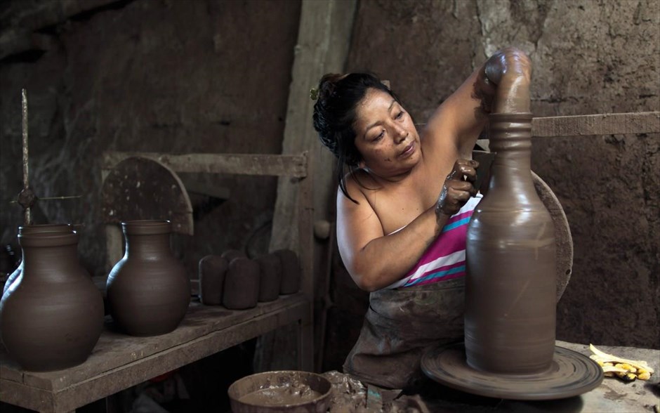 Ημέρα της Γυναίκας - Γυναίκες από όλο τον κόσμο - Νικαράγουα. Τεχνίτης φτιάχνει ένα βάζο από πηλό στο σπίτι της στην πόλη Σαν Χουάν ντε Οριέντε, στη Νικαράγουα.