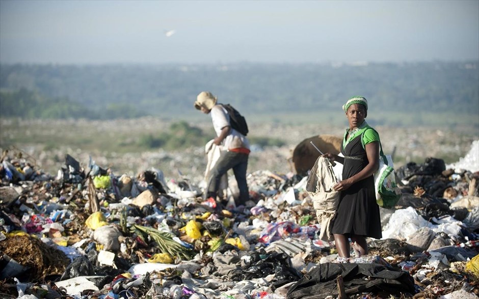 Ημέρα της Γυναίκας - Γυναίκες από όλο τον κόσμο - Δομινικανή Δημοκρατία. Μία γυναίκα μαζεύει ανακυκλώσιμα υλικά από μία χωματερή στον Άγιο Δομίνικο.