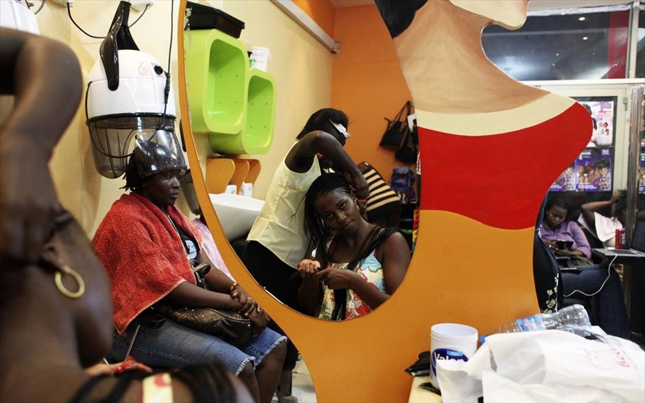 Ημέρα της Γυναίκας - Γυναίκες από όλο τον κόσμο - Νότιο Σουδάν. Γυναίκες φτιάχνουν τα μαλλιά τους σε ένα κομμωτήριο στην Τζούμπα. 