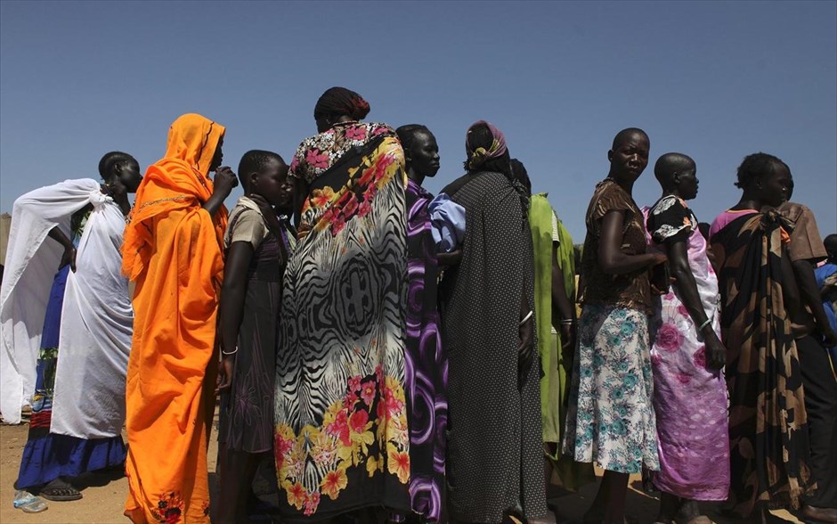 Ημέρα της Γυναίκας - Γυναίκες από όλο τον κόσμο - Νότιο Σουδάν. Εκτοπισμένες γυναίκες από τις συγκρούσεις στο Νότιο Σουδάν, περιμένουν στην ουρά για την εγγραφή σε ένα στρατόπεδο εκτοπισμένων στην Τζούμπα.