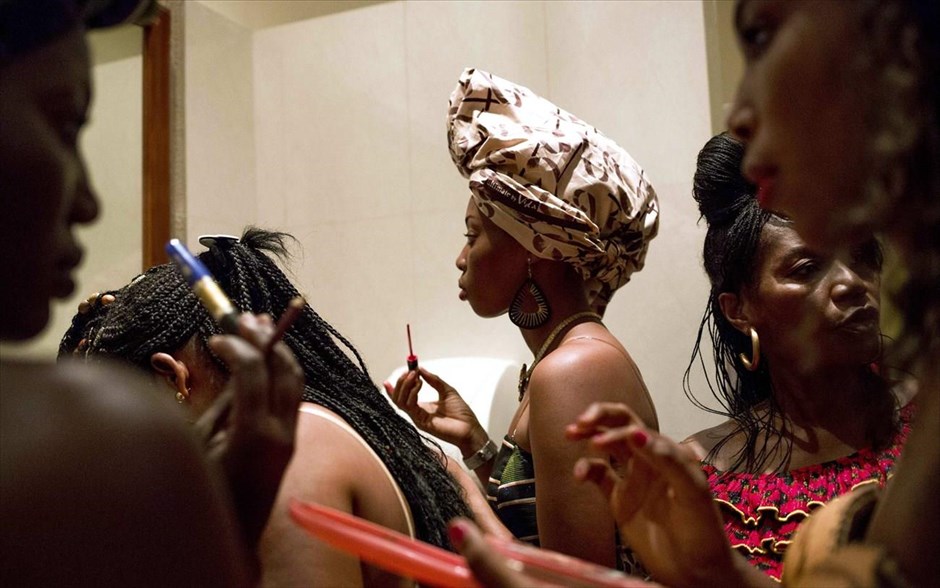 Ημέρα της Γυναίκας - Γυναίκες από όλο τον κόσμο - Κεντροαφρικανική Δημοκρατία. Μοντέλα ετοιμάζονται στα παρασκήνια, κατά τη διάρκεια επίδειξης μόδας που διοργανώθηκε από την σχεδιάστρια Σόνια Μπαφόνγκα για την Παγκόσμια Ημέρα της Γυναίκας, με θέμα την ειρήνη, στην πρωτεύουσα Μπανγκί, στην Κεντροαφρικανική Δημοκρατία.