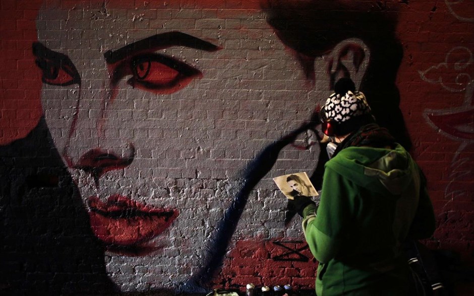 Ημέρα της Γυναίκας - Γυναίκες από όλο τον κόσμο - Βρετανία. Η νορβηγίδα καλλιτέχνης δρόμου Zina, ζωγραφίζει στον τοίχο κατά τη διάρκεια μίας εκδήλωσης τέχνης γκράφιτι για την υποστήριξη της φροντίδας για τον  Καρκίνο του Μαστού, μέρος των εορτασμών για την Ημέρα της Γυναίκας στο Λονδίνο. Στις 8 Μαρτίου γιορτάζεται η Παγκόσμια Ημέρα της Γυναίκας, ο εορτασμός της οποίας χρονολογείται από τις αρχές του 20ου αιώνα και επίσημα καθιερώθηκε από τα Ηνωμένα Έθνη από το 1975. Σύμφωνα με τον ΟΗΕ, είναι μία ευκαιρία για να τιμήσουν τα επιτεύγματα πάνω στο θέμα των δικαιωμάτων των γυναικών καθώς και για περαιτέρω αλλαγές και πρόοδο.