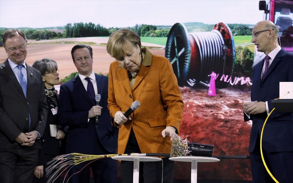 Την έκθεση CeBIT επισκέφθηκε η Άγκελα Μέρκελ. Η γερμανίδα καγκελάριος, Άγκελα Μέρκελ παρατηρεί συμβατικά καλώδια και καλώδια οπτικών ινών κατά την επίσκεψή της στη Διεθνή Έκθεση CeBIT στο Ανόβερο. Τόσο η γερμανίδα καγκελάριος όσο και ο βρετανός πρωθυπουργός Ντέιβιντ Κάμερον (αριστερά), με αφορμή τη σημαντική αυτή έκθεση στον χώρο της τεχνολογίας, υπογράμμισαν από κοινού τη σημασία της προώθησης άμεσων μέτρων σε ευρωπαϊκό επίπεδο για την προστασία των προσωπικών δεδομένων στον χώρο του διαδικτύου και των τηλεπικοινωνιών. Η CeBIT φέτος συμπληρώνει 28 χρόνια λειτουργίας. Τα τελευταία χρόνια απευθύνεται κυρίως στους «ειδικούς» του χώρου, σε επιχειρήσεις και εμπορικούς φορείς με στόχο να ενισχύσει τη μεταξύ τους δικτύωση.