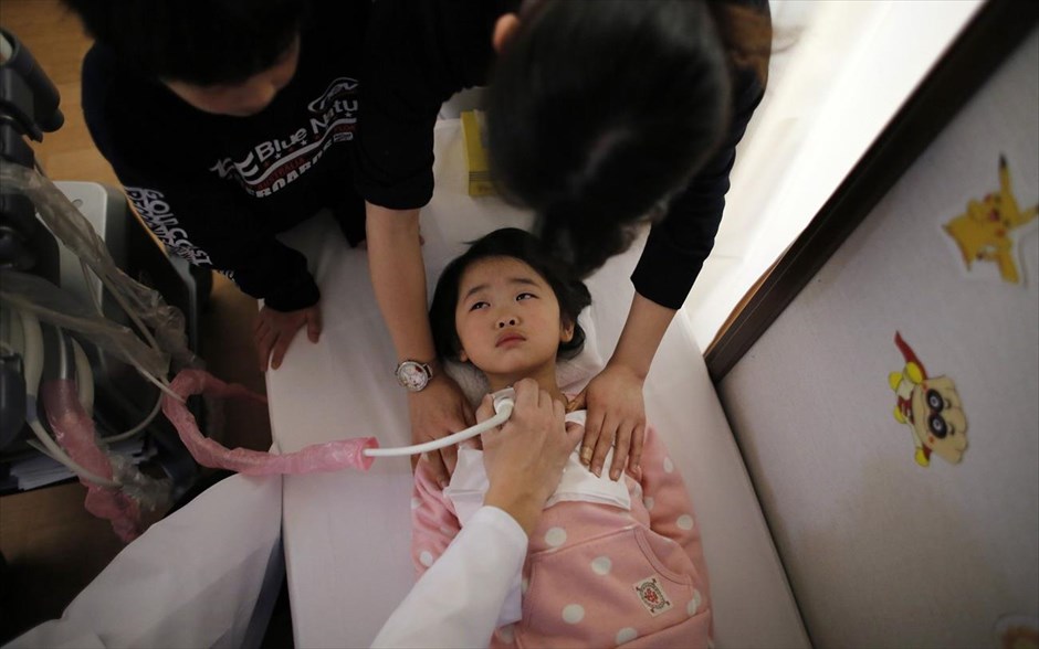 Τα παιδιά της Φουκουσίμα. Ένα πεντάχρονο κορίτσι υποβάλλεται σε εξέταση θυρεοειδούς σε κλινική της περιοχής Νιχονμάτσου στην επαρχία Φουκουσίμα της Ιαπωνίας.