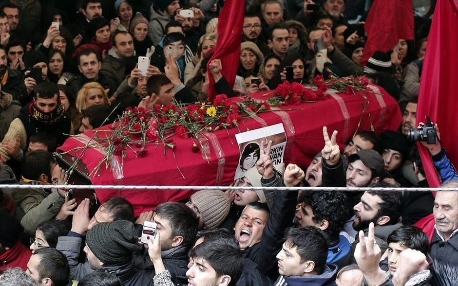 Τουρκία - 15 χρονος - διαδηλώσεις. Κόσμος φωνάζει συνθήματα ενώ μεταφέρει το φέρετρο του Μπερκίν Ελβάν. Ο 15χρονος, υπέκυψε στα τραύματά του έπειτα από 269 ημέρες στο νοσοκομείο ενώ βρισκόταν σε κωματώδη κατάσταση.