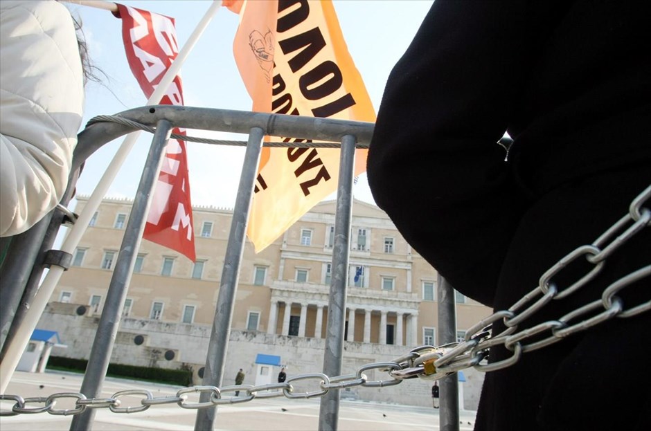 Πανελλαδική απεργία στο Δημόσιο  - εκπαιδευτικοί. Καθηγητές σε διαθεσιμότητα αλυσοδέθηκαν στα κάγκελα μπροστά από τη Βουλή, θέλοντας να συμβολίσουν τα δεσμά που οι ίδιοι βιώνουν τους τελευταίους 8 μήνες που βρίσκονται σε καθεστώς διαθεσιμότητας.