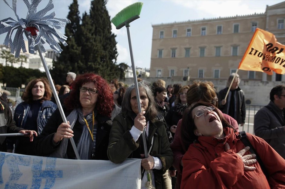 Συγκέντρωση διαμαρτυρίας στη Βουλή από απολυμένες καθαρίστριες. Απολυμένες καθαρίστριες του υπουργείου Οικονομικών κρατούν σκούπες και σφουγγαρίστρες και φωνάζουν συνθήματα, κατά τη διάρκεια συγκέντρωσης διαμαρτυρίας για τη διαθεσιμότητα, έξω από τη Βουλή. Απολυμένες καθαρίστριες του υπουργείου Οικονομικών και εκπαιδευτικοί που έχουν τεθεί σε διαθεσιμότητα πραγματοποιούν συγκέντρωση διαμαρτυρίας καθώς στις 22 Μαρτίου λήγει το καθεστώς διαθεσιμότητας.
