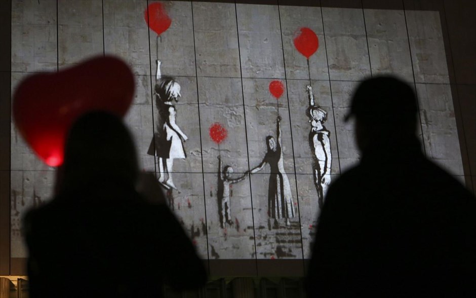 «Τhere Is Always Hope». Κόσμος παρακολουθεί προβολή έργων του Banksy στο μουσείο «Central House of Artist» στη Μόσχα. Ο Βρετανός καλλιτέχνης γκραφίτι παρουσίασε την Πέμπτη ταυτόχρονα σε διάφορα μέρη του κόσμου μια τροποποιημένη εκδοχή του έργου του «Τhere Is Always Hope» με αφορμή τη συμπλήρωση τριών ετών από την έναρξη του εμφυλίου πολέμου στη Συρία.
