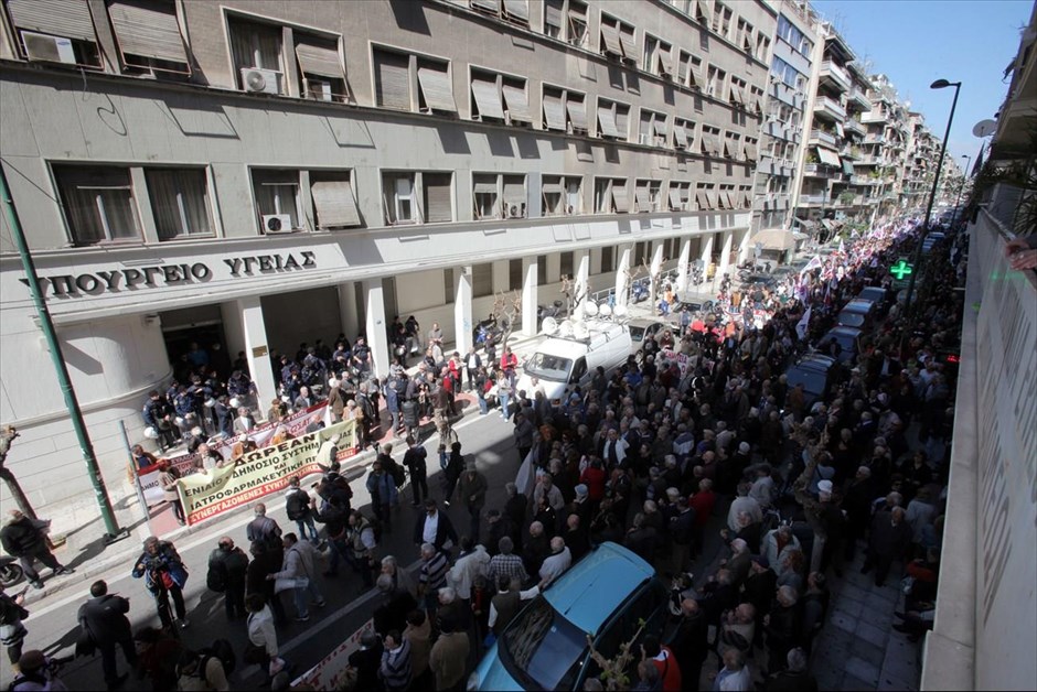 Διαδήλωση συνταξιούχων στο κέντρο της Αθήνας. Πορεία προς το υπουργείο Υγείας πραγματοποίησαν σήμερα περίπου 2.000 συνταξιούχοι που ανταποκρίθηκαν στο κάλεσμα της Ομοσπονδίας Συνταξιούχων ΙΚΑ, διαμαρτυρόμενοι για το κλείσιμο νοσοκομείων και πολυϊατρείων του ΕΟΠΥΥ και διεκδικώντας δωρεάν δημόσια υγεία.