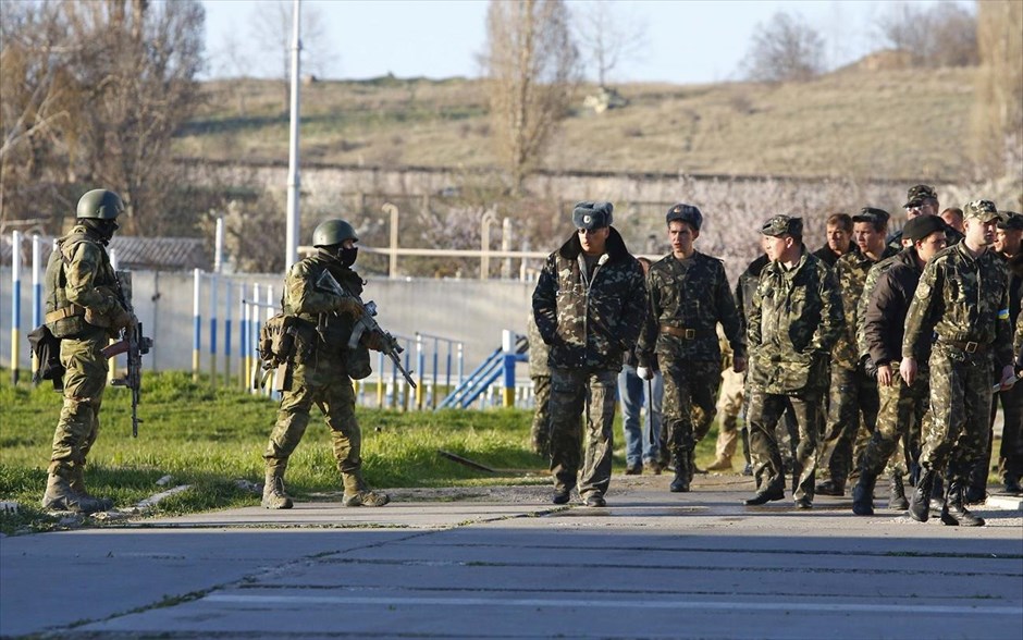 Ο ρωσικός στρατός εισβάλλει σε αεροπορική βάση στην Κριμαία. Ένοπλοι, που πιστεύεται ότι είναι μέλη του ρωσικού στρατού βρίσκονται στην στρατιωτική βάση στο Μπελμπέκ κοντά στη Σεβαστούπολη. Ο ρωσικός στρατός, εισέβαλε τελικά στην αεροπορική βάση του&nbsp;Μπελμπέκ, μετά το τελεσίγραφο που είχε δώσει στους Ουκρανούς στρατιώτες για να παραδοθούν. Η βάση, πάνω στην οποία κυματίζει η ουκρανική σημαία, είναι μία από τις λίγες στρατιωτικές εγκαταστάσεις στην Κριμαία που εξακολουθεί να βρίσκεται υπό τον ουκρανικό έλεγχο μετά την προσάρτηση της χερσονήσου στη Ρωσία.