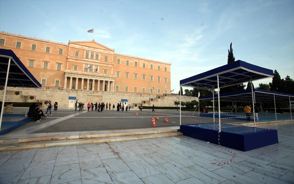 Επέτειος 25ης Μαρτίου: Προετοιμασίες για την παρέλαση. Η εξέδρα των επιστήμων έχει στηθεί στο Σύνταγμα, εν όψει της παρέλασης της 25ης Μαρτίου. Υπό αυστηρά μέτρα ασφαλείας θα πραγματοποιηθούν η μαθητική αλλα και η στρατιωτική παρέλαση της 25ης Μαρτίου, με την πρόσβαση στην πλατεία Συντάγματος να επιτρέπεται μόνο με προσκλήσεις ή διαπιστεύσεις.