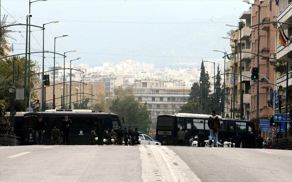 Αθήνα - κυκλοφοριακές ρυθμίσεις - κλειστοί δρόμοι - μέτρα ασφαλείας. Μέτρα ασφαλείας για τη μαθητική παρέλαση της 25ης Μαρτίου στην Αθήνα.
