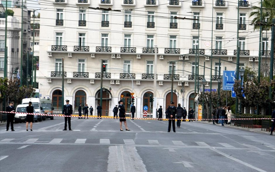 Αθήνα - Μαθητική παρέλαση - μέτρα ασφαλείας. Η πρόσβαση στην πλατεία Συντάγματος ήταν και φέτος περιορισμένη και επιτρεπόταν μόνο με προσκλήσεις ή διαπιστεύσεις.