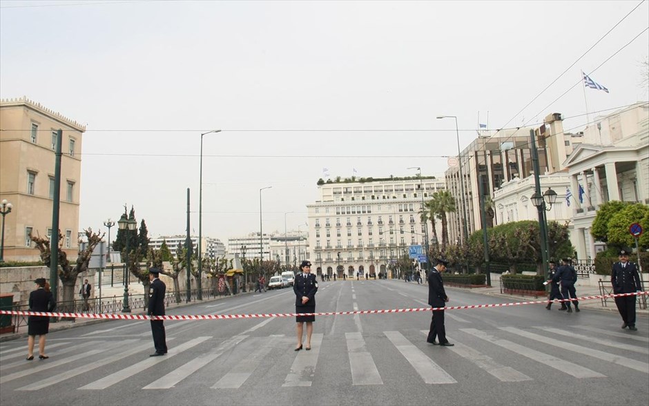 Αθήνα - Μαθητική παρέλαση - μέτρα ασφαλείας. Η παρέλαση πραγματοποιήθηκε με τη συμμετοχή 244 σχολείων, με αυξημένα μέτρα ασφαλείας, αλλά χωρίς απρόοπτα.