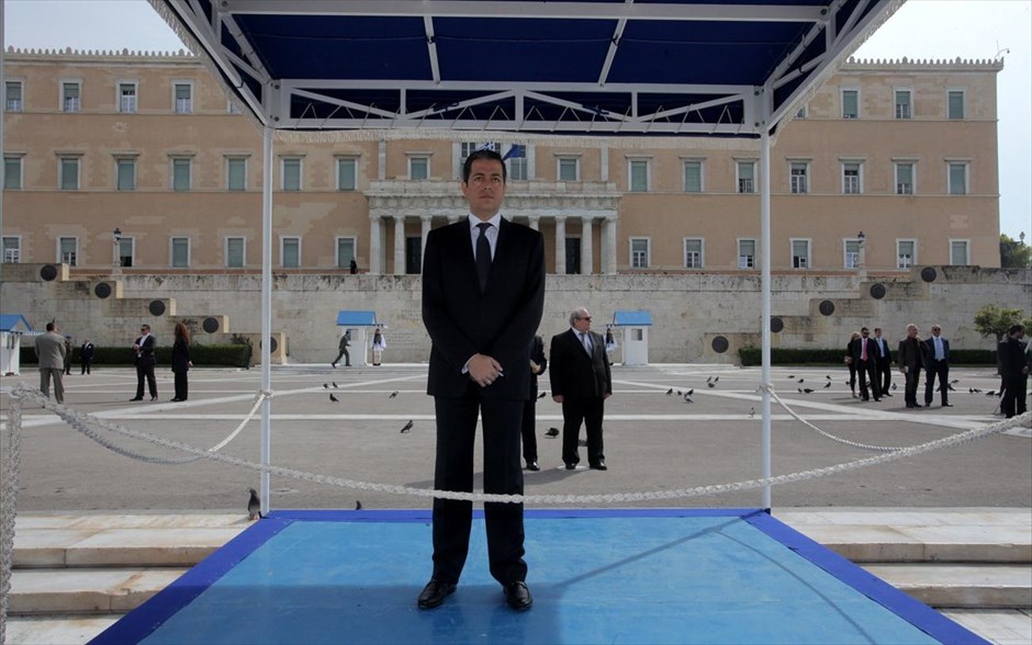 Αθήνα - Μαθητική παρέλαση - Συμεών Κεδίκογλου . Μαθητές παρελαύνουν στον εορτασμό της εθνικής επετείου της 25ης Μαρτίου 1821, μπροστά από τον υφυπουργό Παιδείας Συμεών Κεδίκογλου.