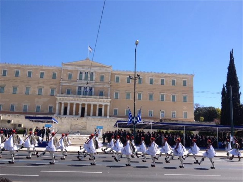 Εύζωνοι παρελαύνουν. Εύζωνοι παρελαύνουν στα πλαίσια των εκδηλώσεων για την εθνική επέτειο της 25ης Μαρτίου.