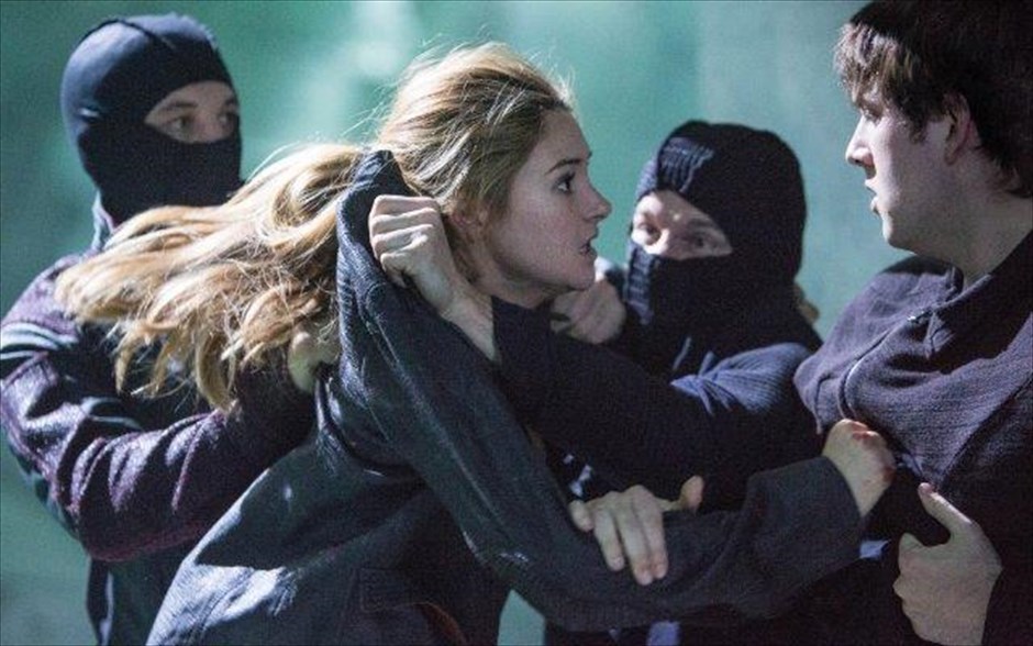 «H τριλογία της απόκλισης: Οι διαφορετικοί». Η περιπέτεια επιστημονικής φαντασίας του Νιλ Μπέργκερ «H τριλογία της απόκλισης: Οι διαφορετικοί», είναι το πρώτο μέρος της κινηματογραφικής μεταφοράς της ομώνυμης σειράς βιβλίων της Βερόνικα Ροθ, που έχει πουλήσει περισσότερα από 10 εκατομμύρια αντίτυπα.