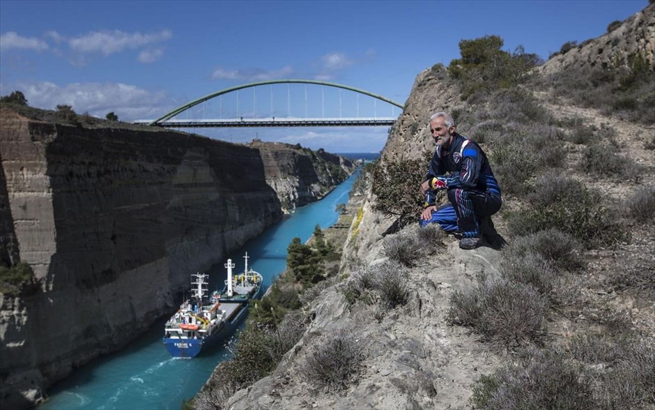 Εντυπωσιακή πτήση στη Διώρυγα της Κορίνθου. 