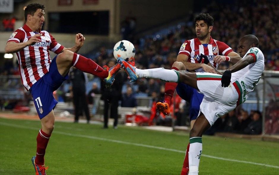 Ατλέτικο Μαδρίτης - Γρανάδα: 1-0. Ο παίκτης της Ατλέτικο Μαδρίτης Κριστιάν Ροντρίγκεζ (αριστερά) και ο παίκτης της Γρανάδα Άλαν Νιόμ μάχονται για την κατοχή της μπάλας κατά τη διάρκεια του αγώνα Ατλέτικο Μαδρίτης - Γρανάδα στο γήπεδο «Βιθέντε Καλδερόν». Η Ατλέτικο Μαδρίτης βρίσκοντας το γκολ που επιζητούσε με τον Ντιέγκο Κόστα στο 63ο λεπτό, νίκησε -δύσκολα πάντως- τη Γρανάδα, και &nbsp;εκμεταλλευόμενη την νέα ήττα της Ρεάλ, πέρασε και πάλι στην κορυφή του βαθμολογικού πίνακα.&nbsp;
