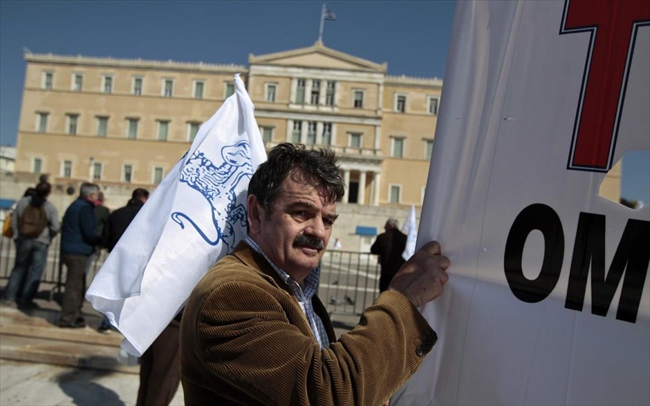 Συγκεντρώσεις κατά του πολυνομοσχεδίου . Σε εξέλιξη βρίσκεται πορεία προς το Σύνταγμα μελών της Πανελλαδικής Αντιμονοπωλιακής Συσπείρωσης ΕΒΕ μαζί με τις επιτροπές αγώνα ταξί και τη Γενική Συνομοσπονδία Επαγγελματιών Βιοτεχνών Εμπόρων Ελλάδος (ΓΣΕΒΕΕ)&nbsp;με αφορμή την ψήφιση του πολυνομοσχεδίου.
