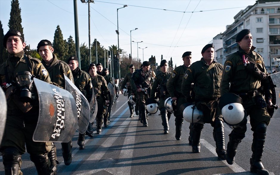 Συγκέντρωση συνδικάτων και φορέων έξω από τη Βουλή  - Σύνταγμα. 