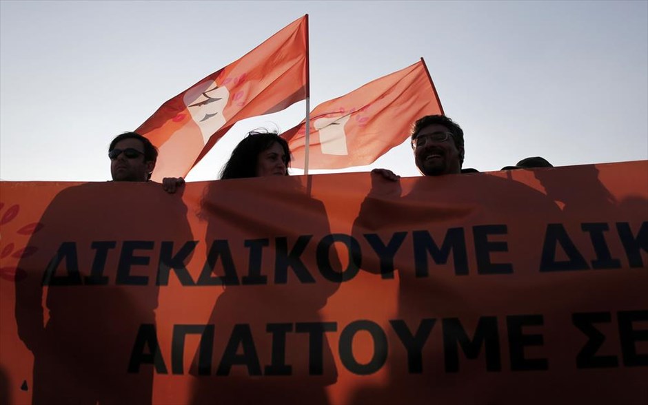 Συγκέντρωση συνδικάτων και φορέων έξω από τη Βουλή  - Σύνταγμα. 