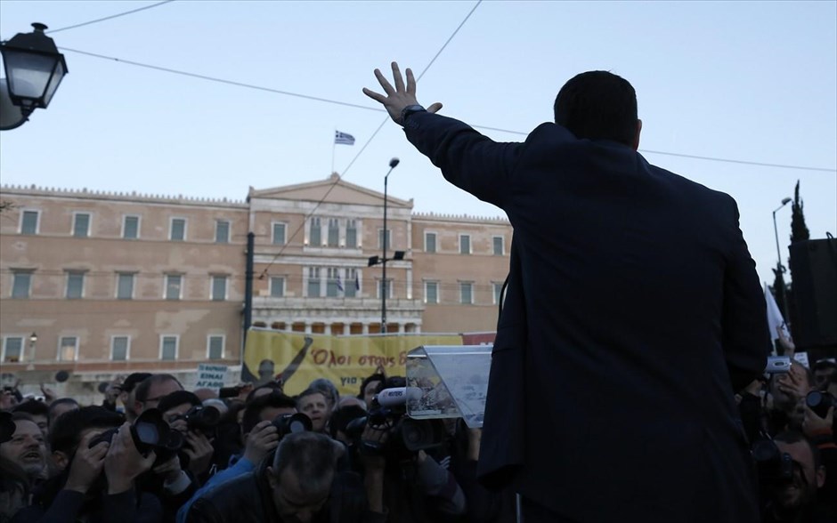 Τσίπρας - Βουλή. Ο πρόεδρος του ΣΥΡΙΖΑ Αλέξης Τσίπρας μιλά στους διαδηλωτές που συμμετέχουν στην συγκέντρωση διαμαρτυρίας κατά του πολυνομοσχεδίου, έξω από τη Βουλή.