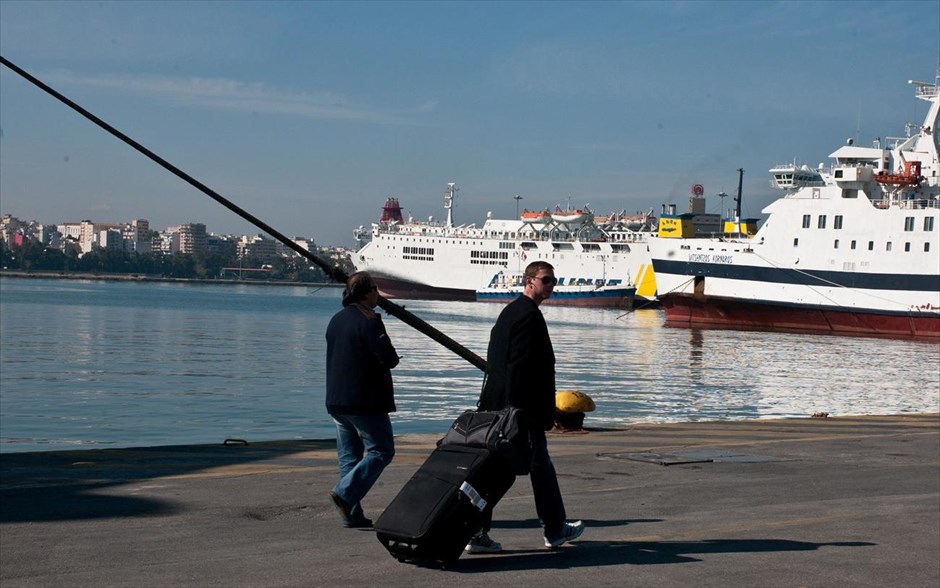 Σε 48ωρη απεργία η Πανελλήνια Ναυτική Ομοσπονδία. Δεμένα στα λιμάνια θα παραμείνουν τα πλοία σήμερα και αύριο λόγω της 48ωρης απεργίας της Πανελλήνιας Ναυτικής Ομοσπονδίας (ΠΝΟ), που έχει προαναγγείλει ότι οι κινητοποιήσεις της θα είναι επαναλαμβανόμενης μορφής.