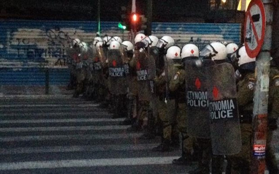 Ecofin - Διαμαρτυρίες. Δυνάμεις των ΜΑΤ παραταγμένες στην οδό Σταδίου.