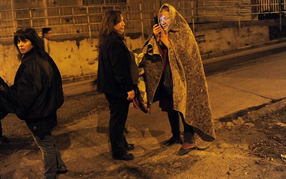 Χιλή - σεισμός. Κάτοικοι της πόλης Ταλκαουάνο παραμένουν στους δρόμους μετά τον ισχυρό σεισμό.