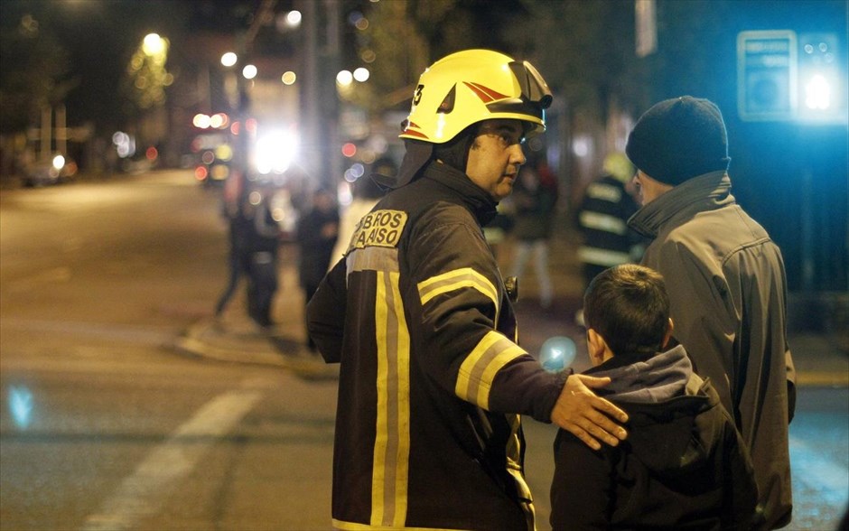 Χιλή - σεισμός. Πυροσβέστες συνδράμουν στην εκκένωση περιοχών στο Βαλπαραΐσο.