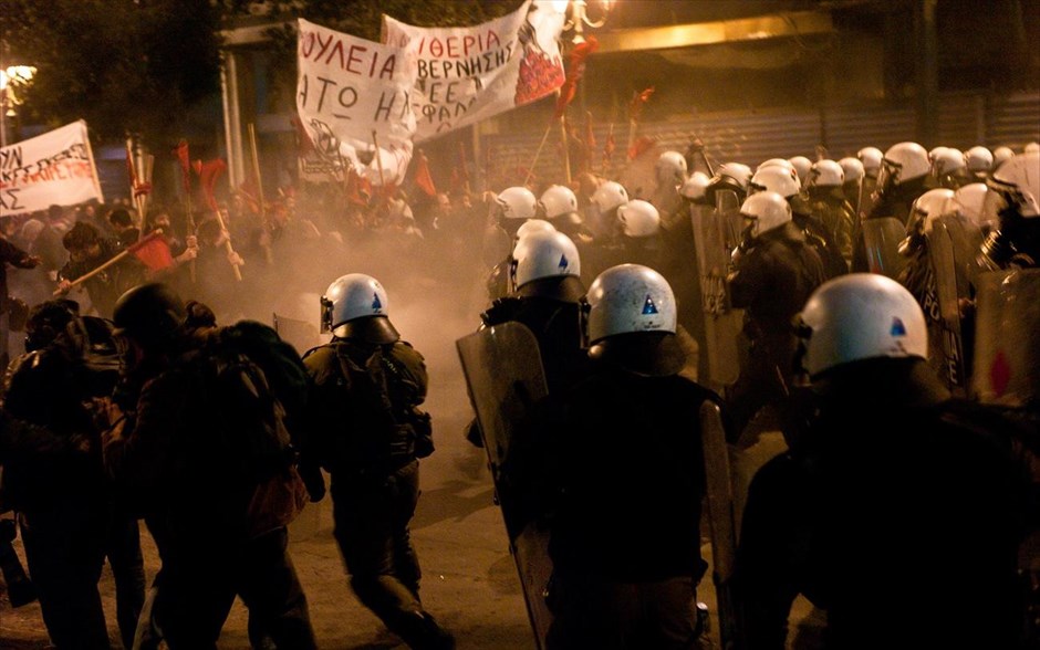 Συγκρούσεις διαδηλωτών - αστυνομίας με αφορμή τη συνεδρίαση του ECOFIN. Mικρής έκτασης επεισόδια σημειώθηκαν το βράδυ της Τρίτης στο κέντρο της Αθήνας, όταν ομάδες διαδηλωτών που ήταν μπροστά από τις αστυνομικές δυνάμεις, επί της οδού Σταδίου, προσπάθησαν να σπάσουν το μπλόκο και να κατευθυνθούν προς την πλατεία Συντάγματος. Παρά την απαγόρευση της αστυνομίας η ΓΣΕΕ, η ΑΔΕΔΥ, το &nbsp;Εργατικό Κέντρο Αθηνών και άλλοι φορείς πραγματοποίησαν συλλαλητήριο «καταγγελίας της πολιτικής της Ευρωπαϊκής Ένωσης» με προσυγκέντρωση στα Προπύλαια.