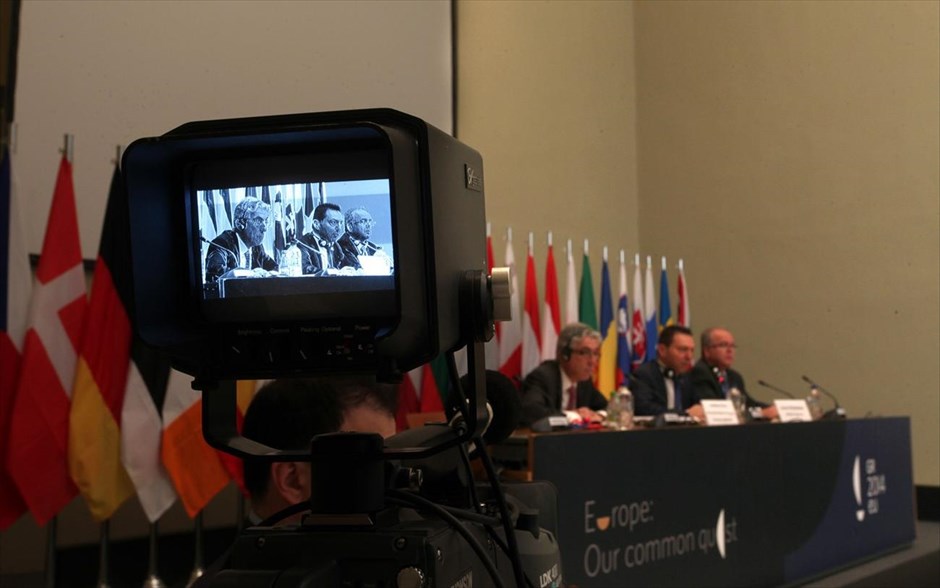 Γ. Στουρνάρας: Οι τράπεζες στην Ελλάδα είναι απόλυτα ασφαλείς και βιώσιμες. Ο υπουργός Οικονομικών Γιάννης Στουρνάρας κατά τη διάρκεια της συνέντευξης Τύπου μετά την ολοκλήρωση της δεύτερης ημέρας εργασιών του Ecofin. Οι τράπεζες στην Ελλάδα και στην Ε.Ε. είναι απόλυτα ασφαλείς και βιώσιμες, είπε ο ΥΠΟΙΚ, υπογραμμίζοντας ότι έχουν γίνει πολύ σημαντικά βήματα προς την κατεύθυνση του φιλόδοξου σχεδίου της τραπεζικής ενοποίησης. Όπως είπε, μέχρι τα μέσα Απριλίου θα είναι έτοιμοι οι σχετικοί κανονισμοί προς ψήφιση από το Ευρωπαϊκό Κοινοβούλιο, ενώ στη συνέχεια θα πρέπει να επικυρωθούν από το Ευρωπαϊκό Συμβούλιο.