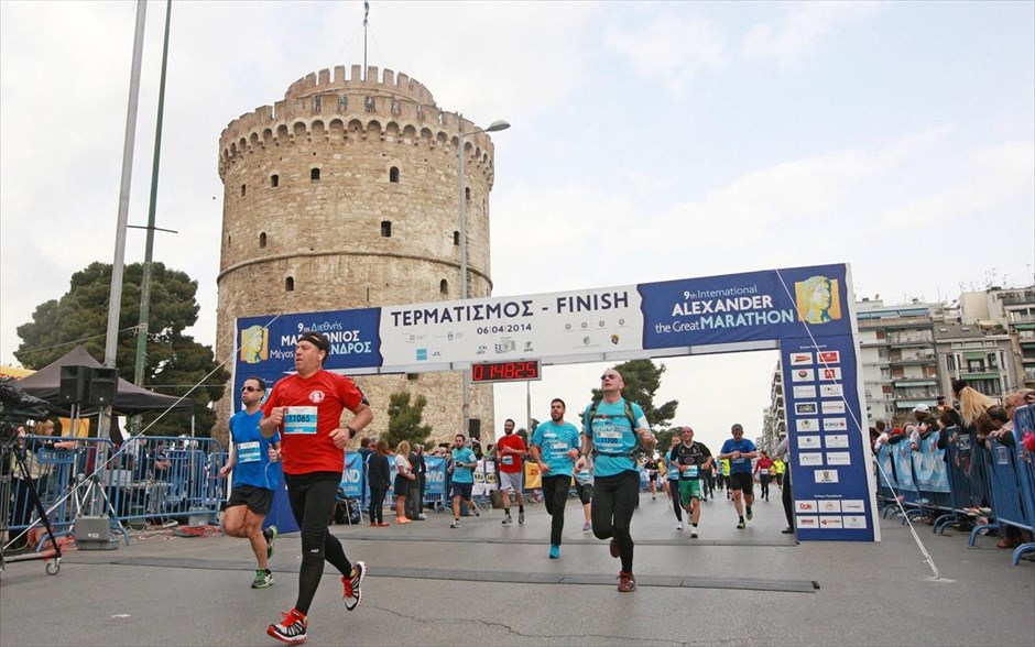 9ος Διεθνής Μαραθώνιος «Μέγας Αλέξανδρος». Τερματισμός του δρόμου Υγείας και Δυναμικού Βαδίσματος του 9ου Διεθνούς Μαραθωνίου «Μέγας Αλέξανδρος», μπροστά στον Λευκό Πύργο. Ο 9ος Διεθνής Μαραθώνιος «Μέγας Αλέξανδρος» πραγματοποιήθηκε την Κυριακή στη Θεσσαλονίκη με αφετηρία την Πέλλα και τερματισμό στον Λευκό Πύργο.