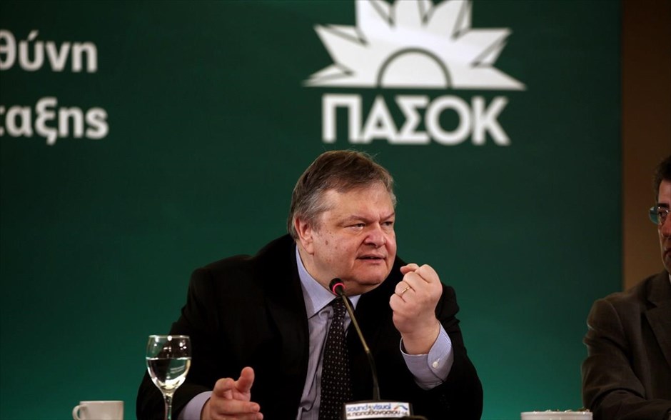 Ευάγγελος Βενιζέλος: «Συγκυριακό όχημα διαμαρτυρίας ο ΣΥΡΙΖΑ». Ο ΣΥΡΙΖΑ δεν έχει ρίζες στην κοινωνία, στους δήμους, στα συνδικάτα, στα επιμελητήρια, σε αντίθεση με τη δημοκρατική παράταξη με ραχοκοκκαλιά της το ΠΑΣΟΚ και σήμερα την Ελιά, τόνισε ο πρόεδρος του ΠΑΣΟΚ και αντιπρόεδρος της Κυβέρνησης Ευάγγελος Βενιζέλος, σε συνέντευξη Τύπου εφ