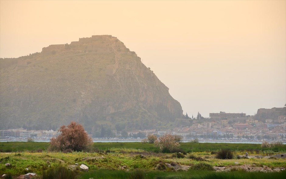 Σκόνη από την Αφρική σκέπασε το Ναύπλιο. Μεγάλη ποσότητα σκόνης από την Αφρική έχει μεταφερθεί τις τελευταίες δύο ημέρες στην πόλη του Ναυπλίου, λόγω των έντονων νοτιοανατολικών ανέμων. Η σκόνη από την Αφρική απλώθηκε σαν πέπλο πάνω από την πόλη, με αποτέλεσμα η ορατότητα να είναι εξαιρετικά περιορισμένη. Η ποσότητα της σκόνης, μάλιστα, ήταν τέτοια που με δυσκολία μπορούσε κανείς να διακρίνει το Παλαμήδι και το Μπούρτζι αλλά και την απέναντι ακτή.