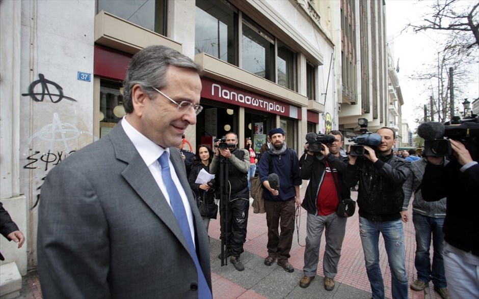 Επίσκεψη Αντ. Σαμαρά στο Γενικό Λογιστήριο του Κράτους. Ο πρωθυπουργός Αντ. Σαμαράς στο Γενικό Λογιστήριο του Κράτους την Δευτέρα 7 Αππριλίου 2014. Τον συμψηφισμό των οφειλών που προέρχονται από ΦΠΑ με αντίστοιχες απαιτήσεις, όχι μόνο μεταξύ των φορέων του δημοσίου αλλά και μεταξύ των ιδιωτών, εξήγγειλε ο Πρωθυπουργός. Μιλώντας στο Γενικό Λογιστήριο του Κράτους ο Αντώνης Σαμαράς ανακοίνωσε ότι το μέτρο συμψηφισμού μεταξύ ιδιωτών θα νομοθετηθεί άμεσα, θα είναι έτοιμο να εφαρμοστεί το φθινόπωρο και θα λειτουργήσει πλήρως προς το τέλος του χρόνου