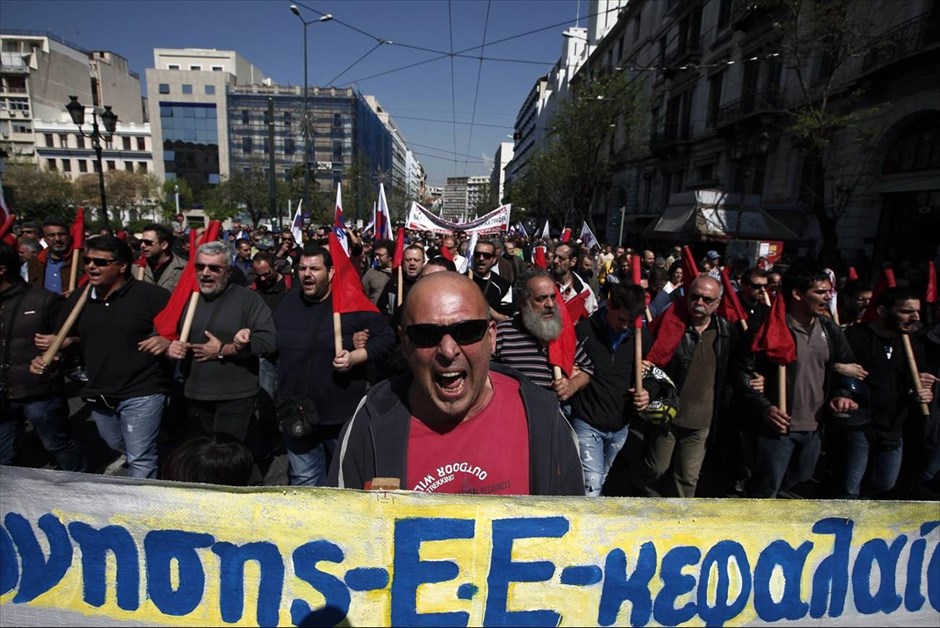 Πορεία του ΠΑΜΕ προς τη Βουλή . Μέλη του ΠΑΜΕ πραγματοποιούν πορεία προς τη Βουλή. Νωρίτερα τα μέλη του Πανεργατικού Αγωνιστικού Μετώπου συγκεντρώθηκαν στην πλατεία Ομονοίας. Οι κινητοποιήσεις πραγματοποιούνται στο πλαίσιο της 24ωρης πανελλαδικής απεργίας που έχουν κηρύξει τα συνδικάτα.