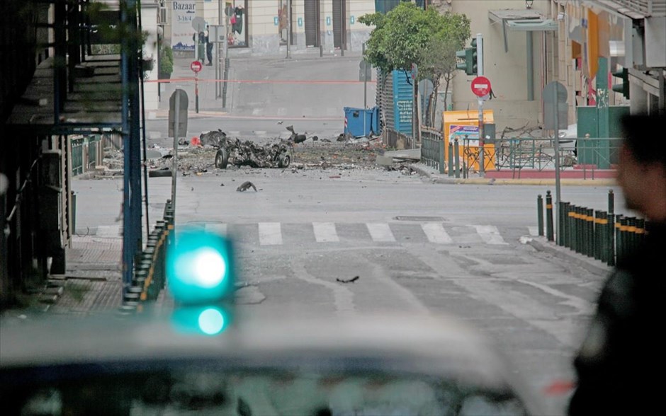 Έκρηξη παγιδευμένου αυτοκινήτου έξω από την Τράπεζα της Ελλάδας. 