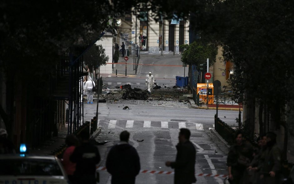Έκρηξη παγιδευμένου αυτοκινήτου έξω από την Τράπεζα της Ελλάδας. 
