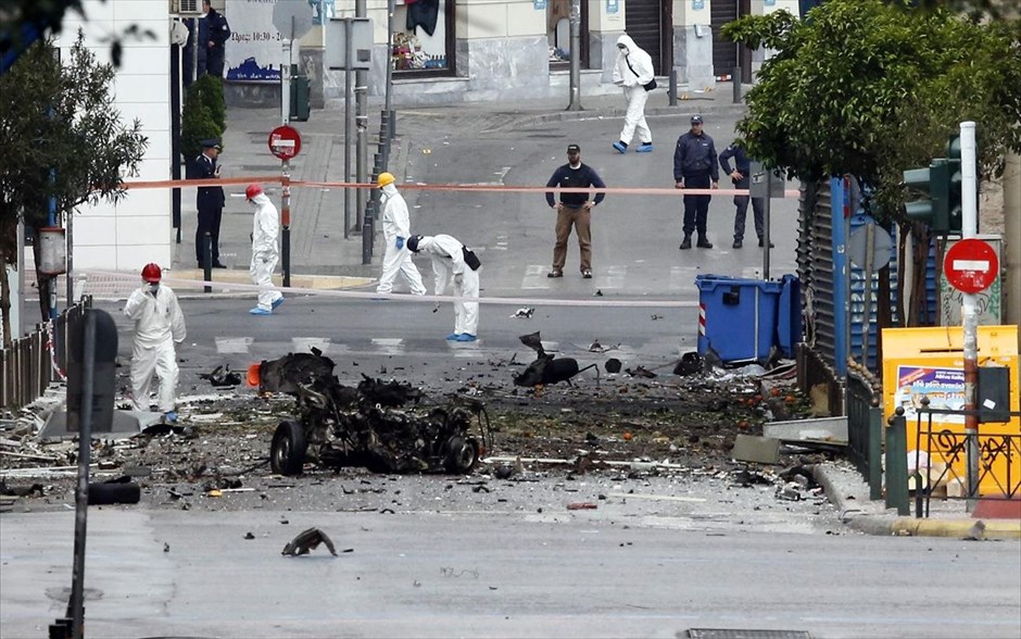Έκρηξη παγιδευμένου αυτοκινήτου έξω από την Τράπεζα της Ελλάδας. 