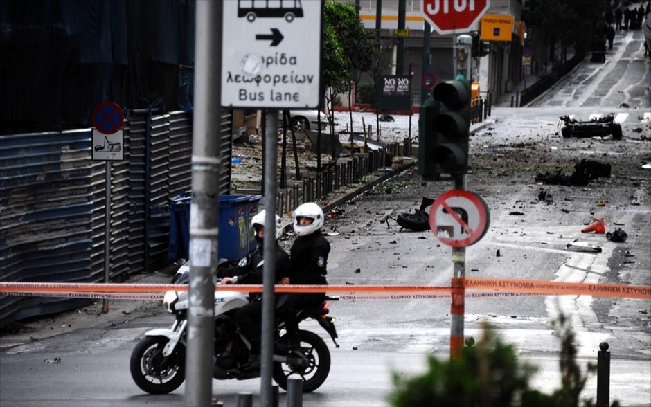 Έκρηξη παγιδευμένου αυτοκινήτου έξω από την Τράπεζα της Ελλάδας. 