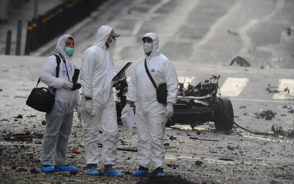 Έκρηξη παγιδευμένου αυτοκινήτου έξω από την Τράπεζα της Ελλάδας. 
