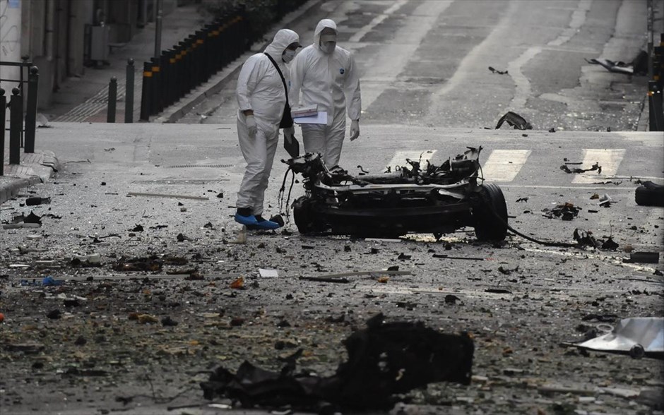 Έκρηξη παγιδευμένου αυτοκινήτου έξω από την Τράπεζα της Ελλάδας. 