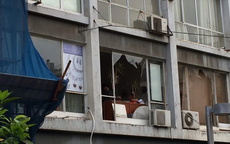 Έκρηξη παγιδευμένου αυτοκινήτου έξω από την Τράπεζα της Ελλάδας. 