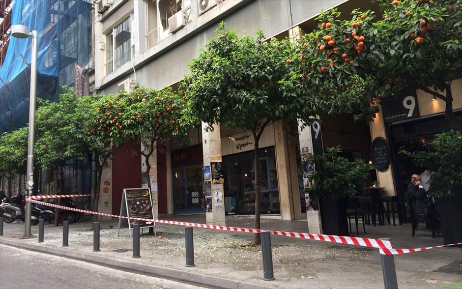 Έκρηξη παγιδευμένου αυτοκινήτου έξω από την Τράπεζα της Ελλάδας. 