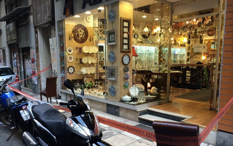 Έκρηξη παγιδευμένου αυτοκινήτου έξω από την Τράπεζα της Ελλάδας. 